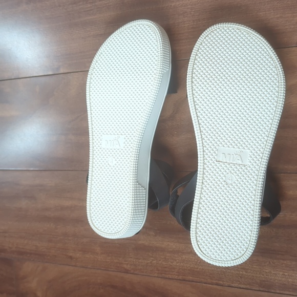 Mia kids sandals size 4 - Picture 4 of 8